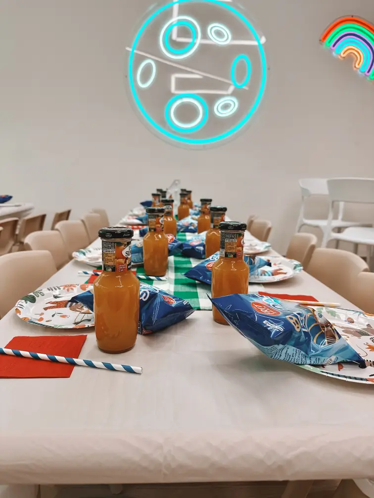 Mesa decorada con platos, servilletas y tazas.